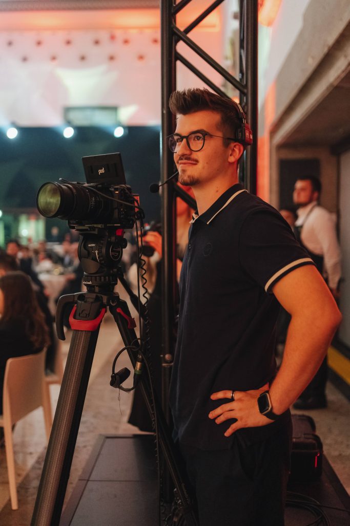 Niko Sechser, Filmemacher aus Augsburg, bei der Arbeit mit einer professionellen Kamera während eines Live-Events