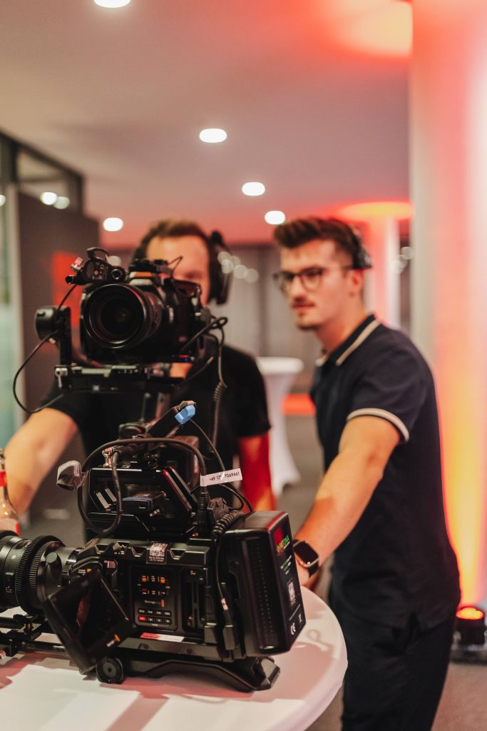 Niko Sechser, Filmemacher aus Augsburg, mit professionellem Kameraequipment während einer Filmproduktion